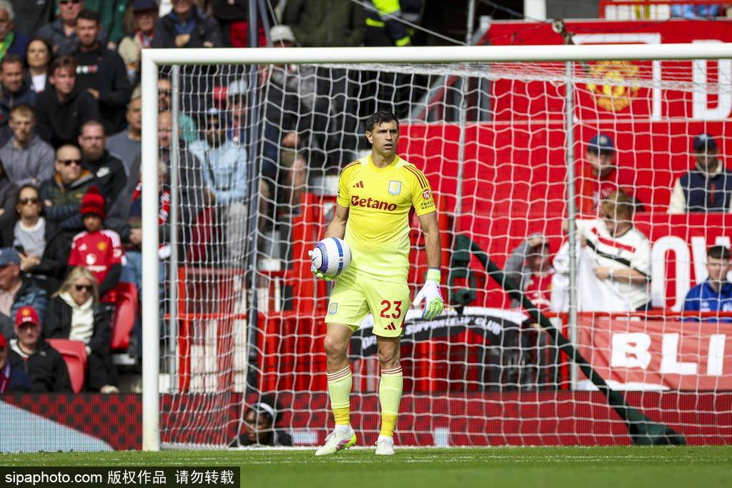 曼联寻门难，难于上青天！多纳鲁马明确拒绝，奥纳纳的“灾难”还要演多久？