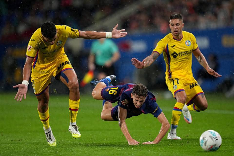 巴萨球迷心碎！两巨星伤情不明，欧冠前景蒙上阴影？